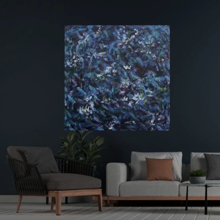 Ein blaues abstraktes Bild hängt in einem Wohnzimmer an einer blauen Wandü+ber einer Couch
